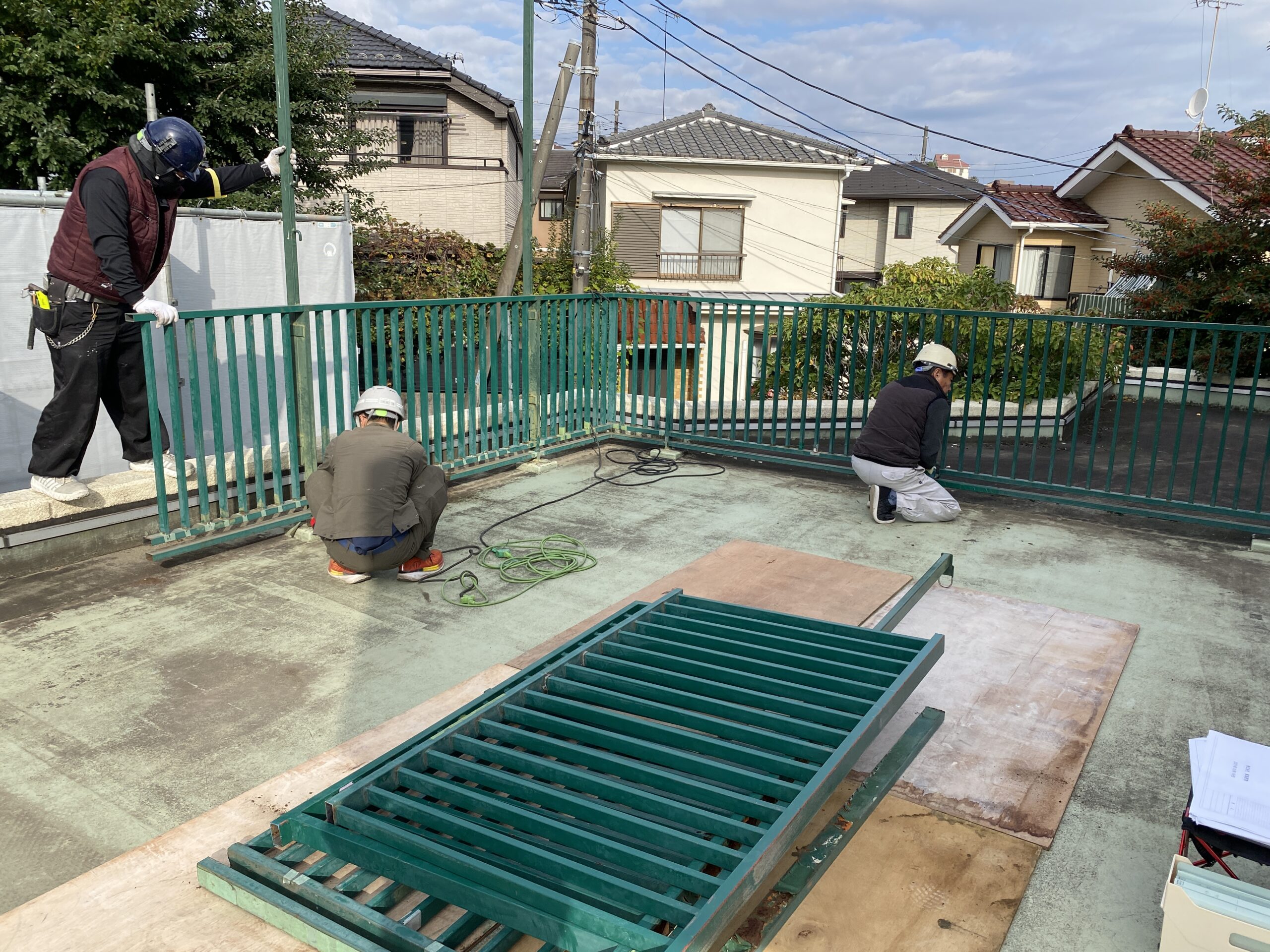 横浜市港北区の保育園にてスチール手摺→ステンレス製手摺及び扉への改修工事