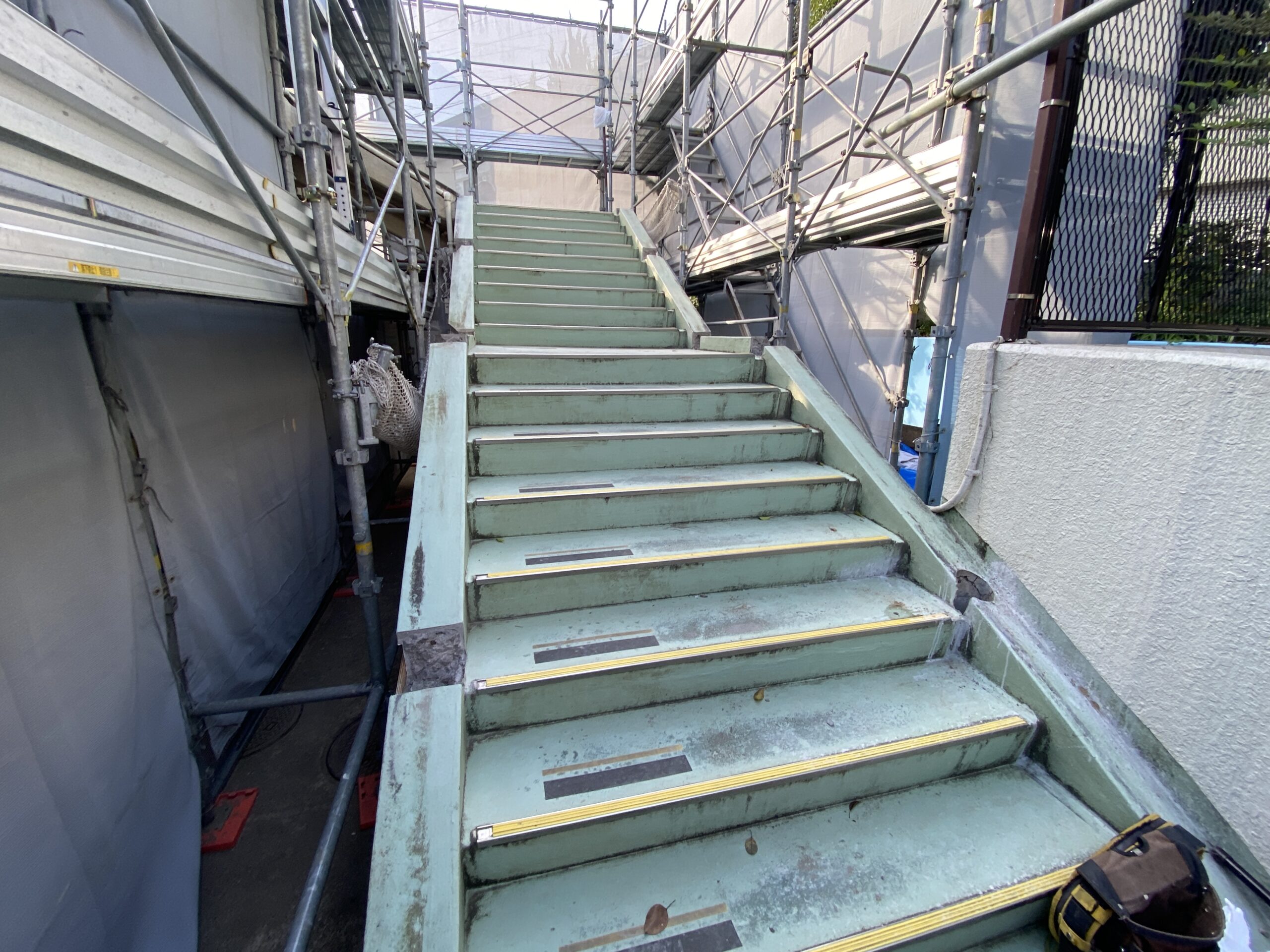 横浜市港北区の保育園にてスチール手摺→ステンレス製手摺及び扉への改修工事