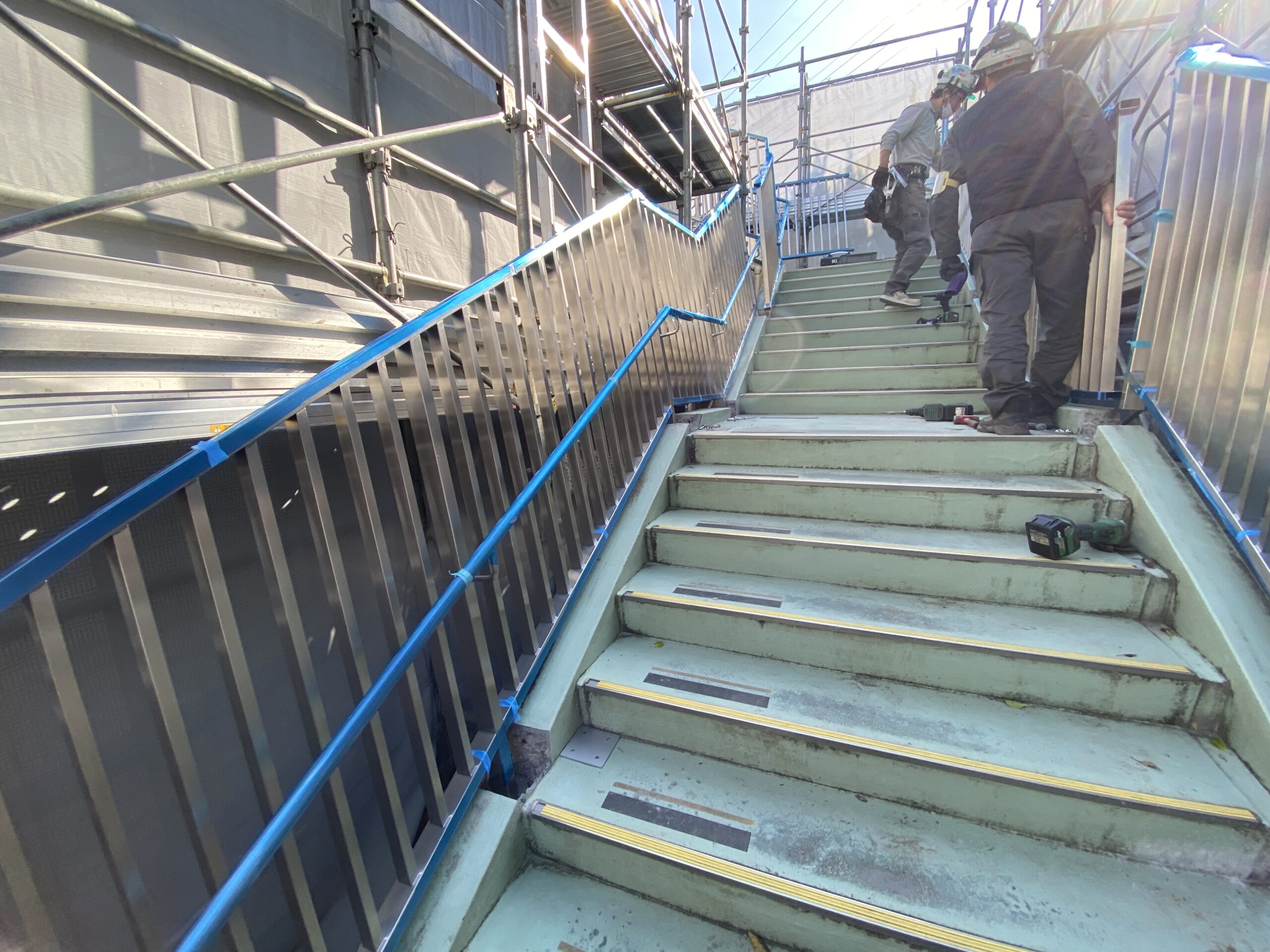 横浜市港北区の保育園にてスチール手摺→ステンレス製手摺及び扉への改修工事