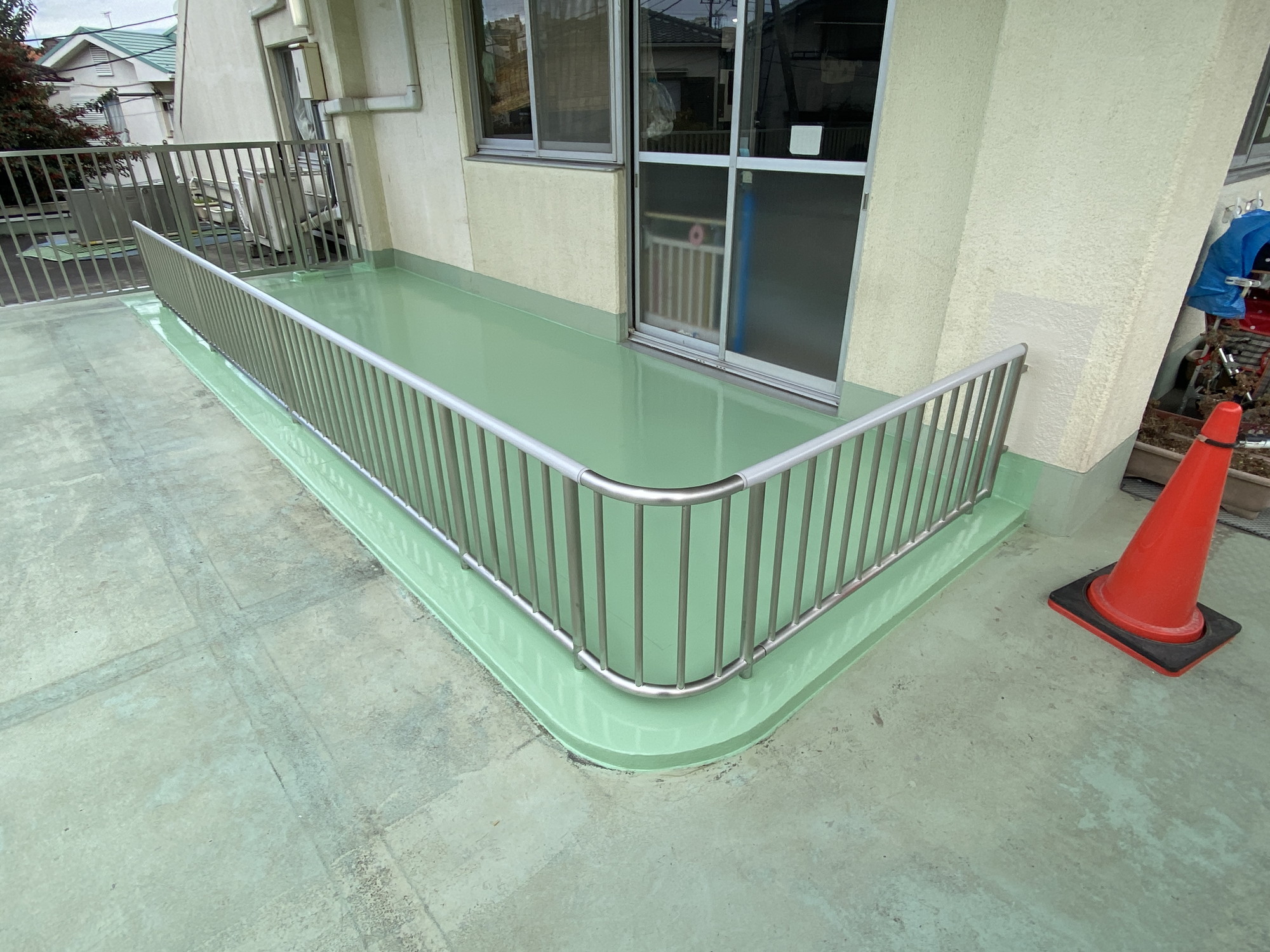 横浜市港北区の保育園にてスチール手摺→ステンレス製手摺及び扉への改修工事