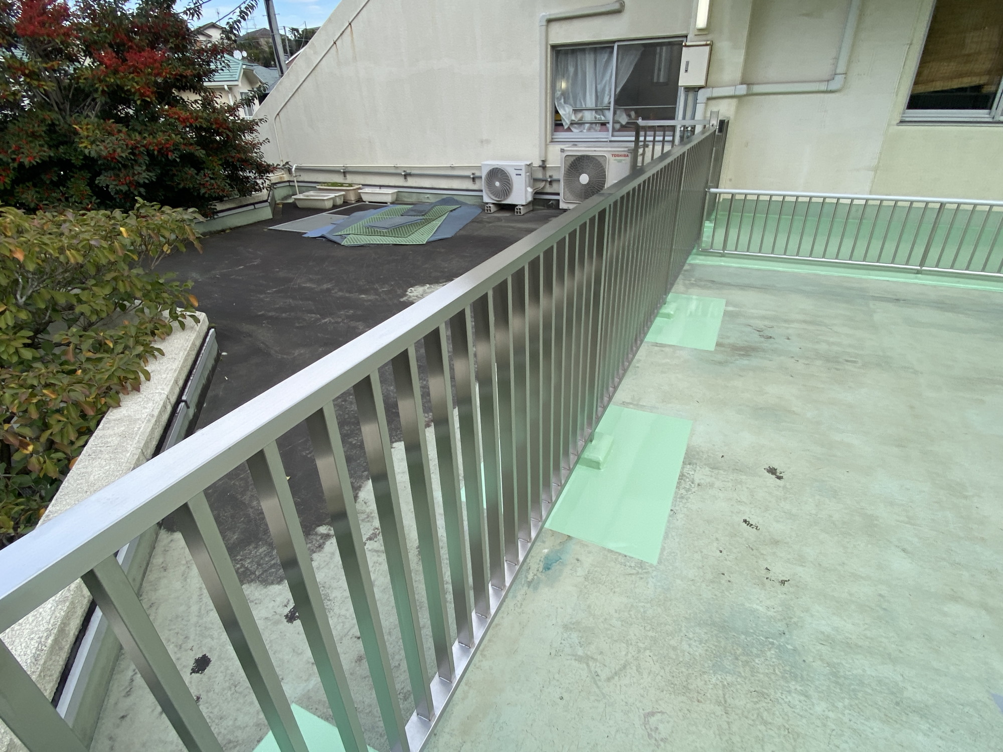 横浜市港北区の保育園にてスチール手摺→ステンレス製手摺及び扉への改修工事