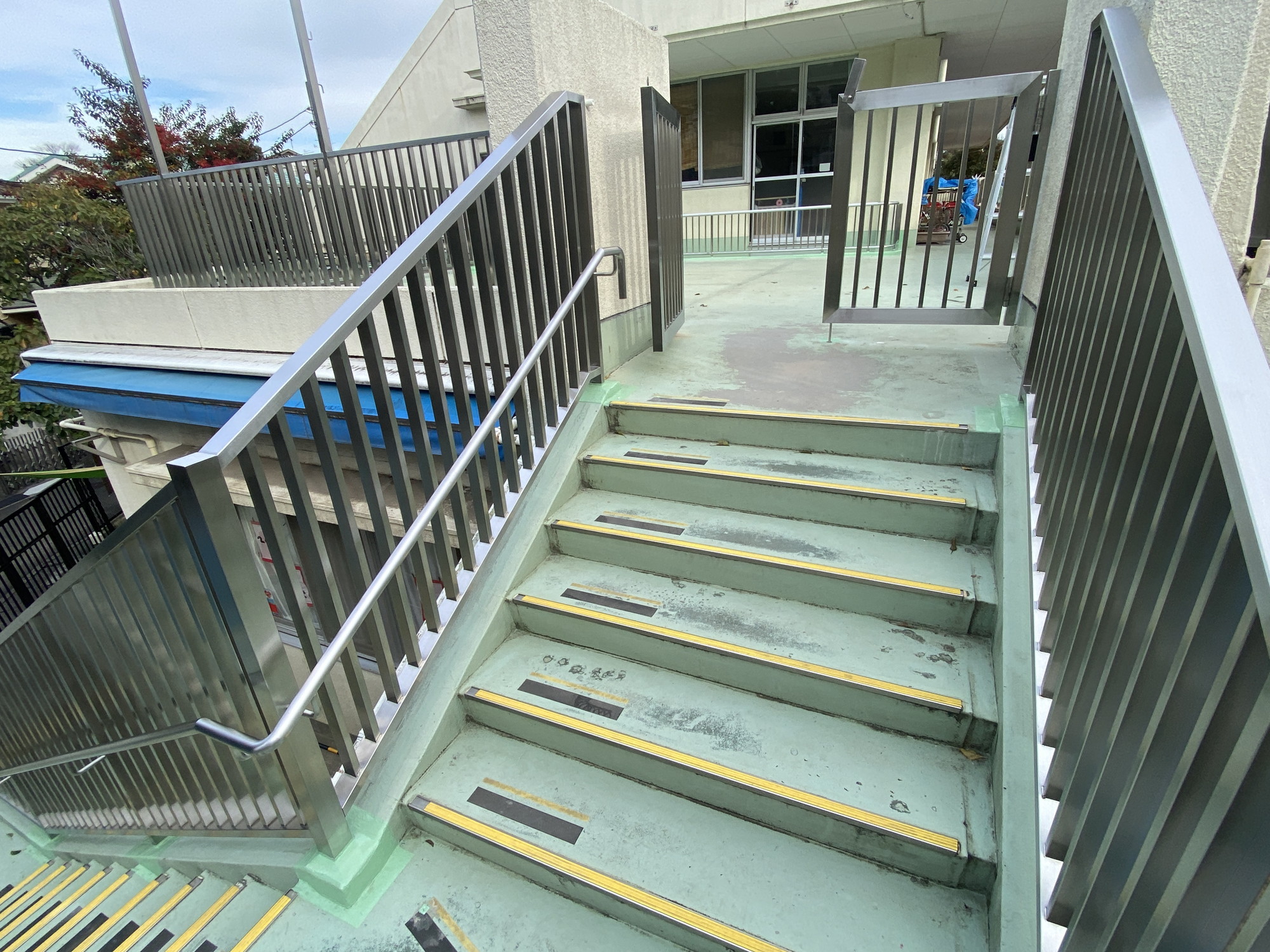 横浜市港北区の保育園にてスチール手摺→ステンレス製手摺及び扉への改修工事