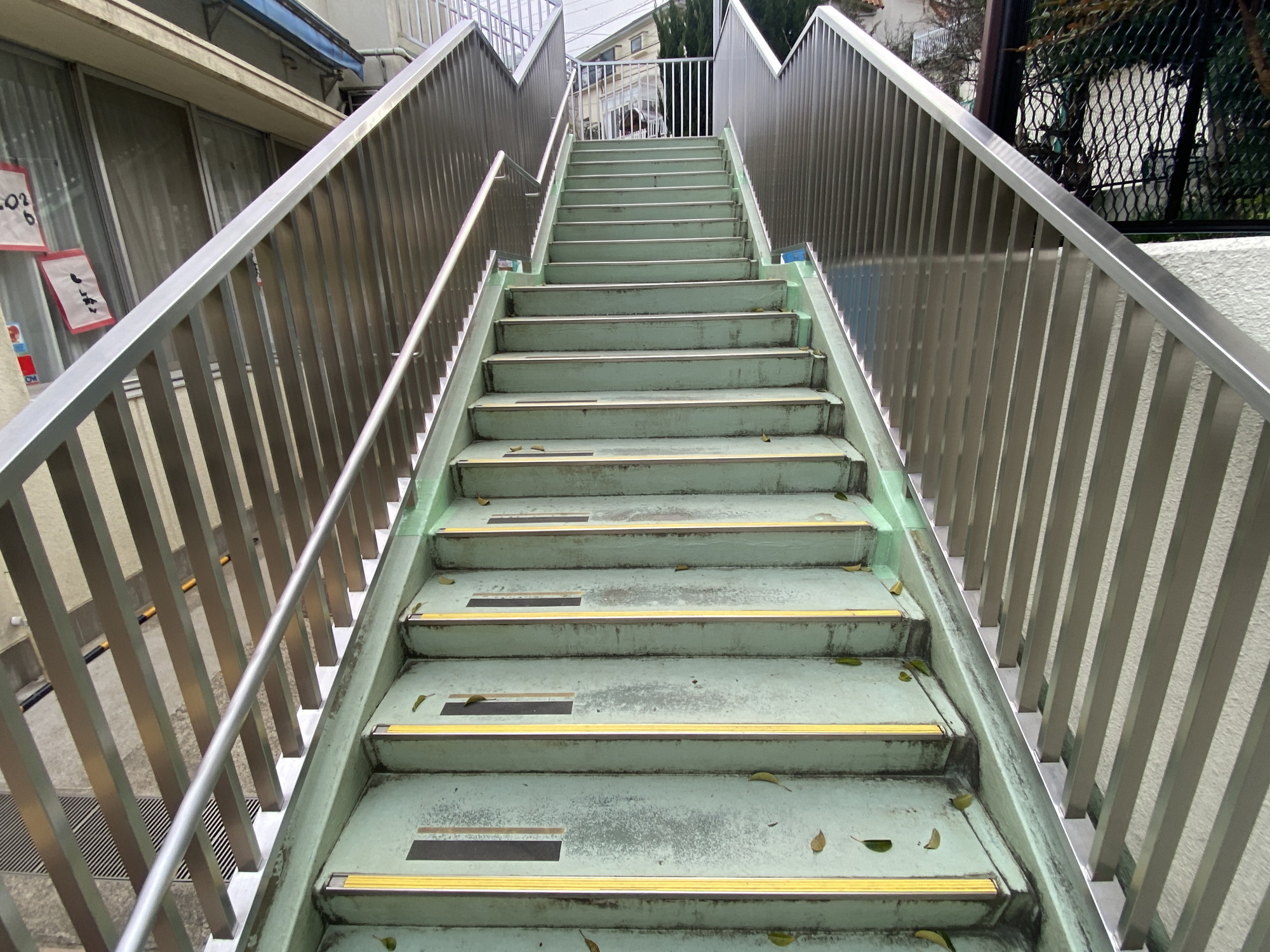 横浜市港北区の保育園にてスチール手摺→ステンレス製手摺及び扉への改修工事