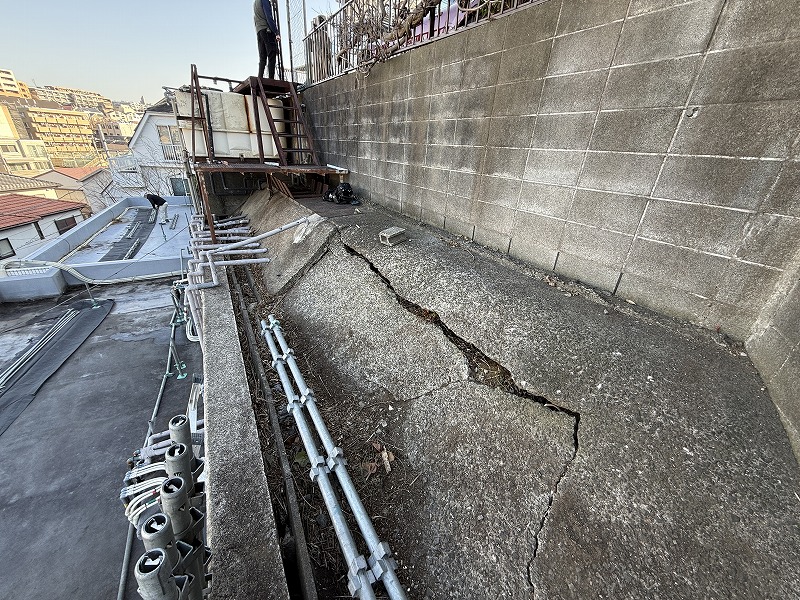 崖地に立つマンションの隣地埋め戻し部分の沈下改修外構工事　神奈川区