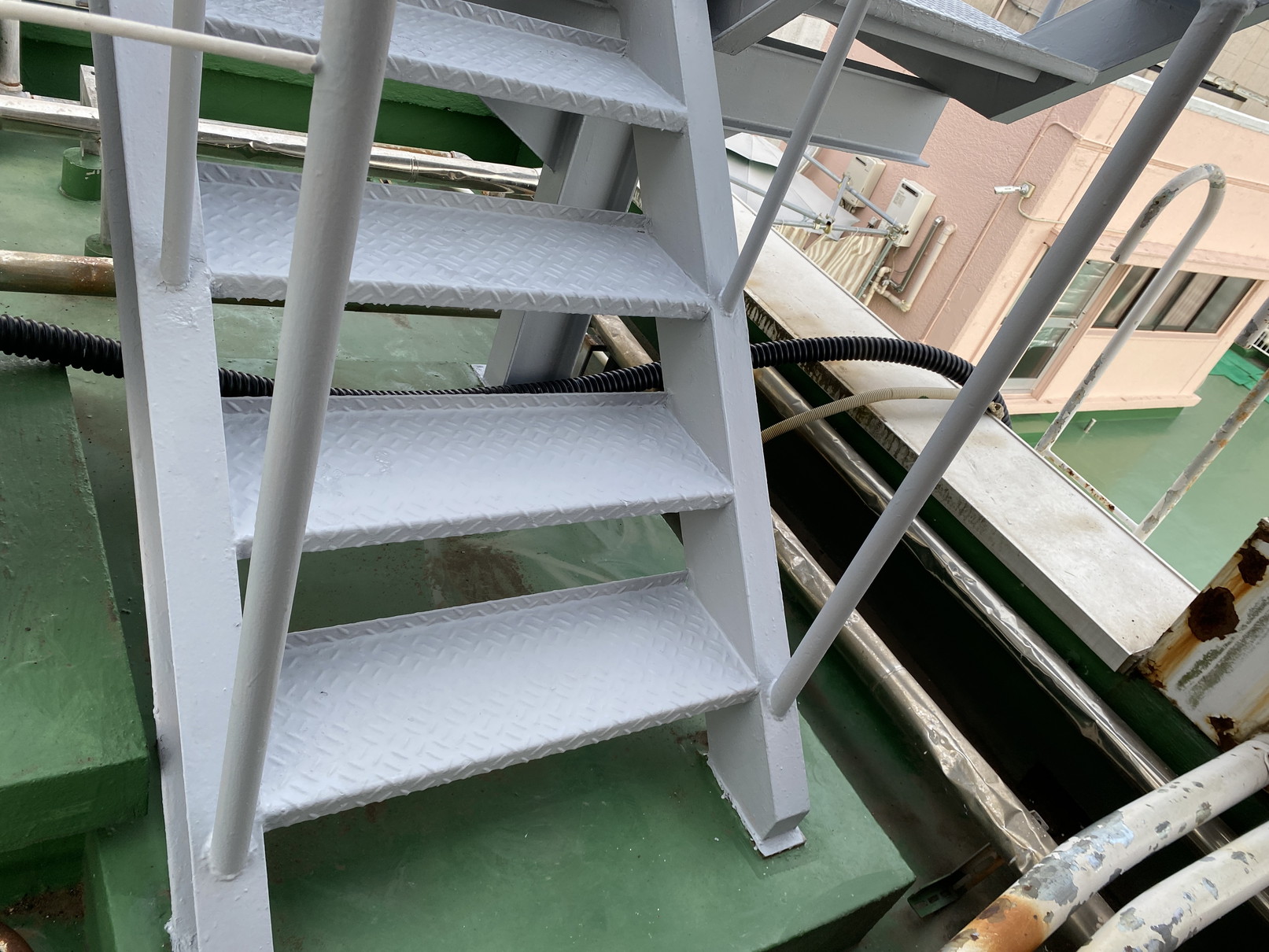 神奈川県横浜市港北区、某病院での屋上鉄製階段修繕工事