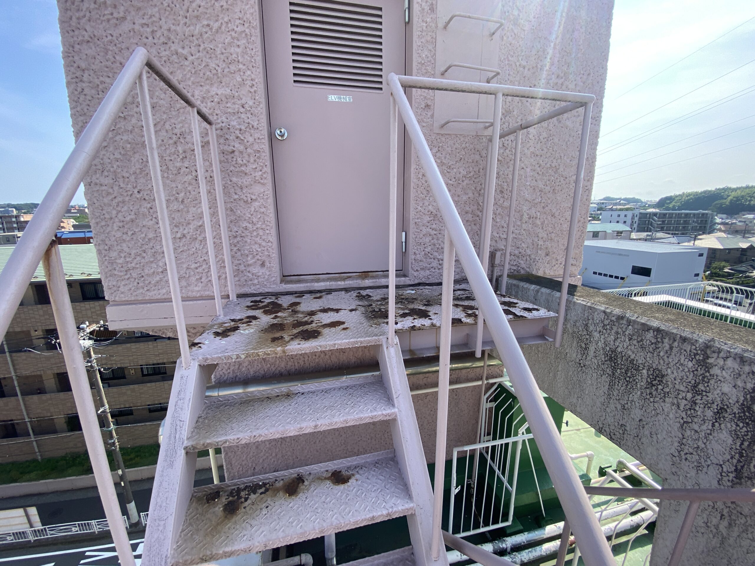 神奈川県横浜市港北区、某病院での屋上鉄製階段修繕工事
