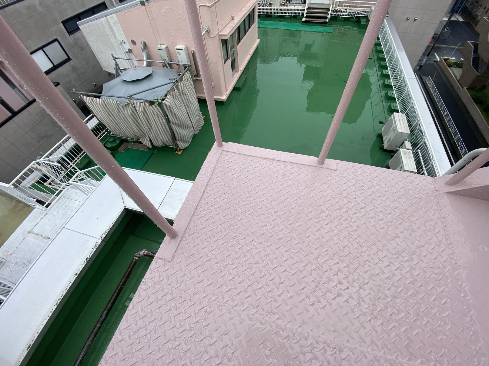 神奈川県横浜市港北区、某病院での屋上鉄製階段修繕工事